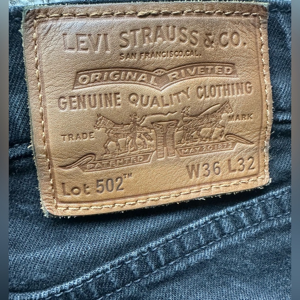 Levi's Black Skinny Jeans with Sleek Design - Picture 3 of 3